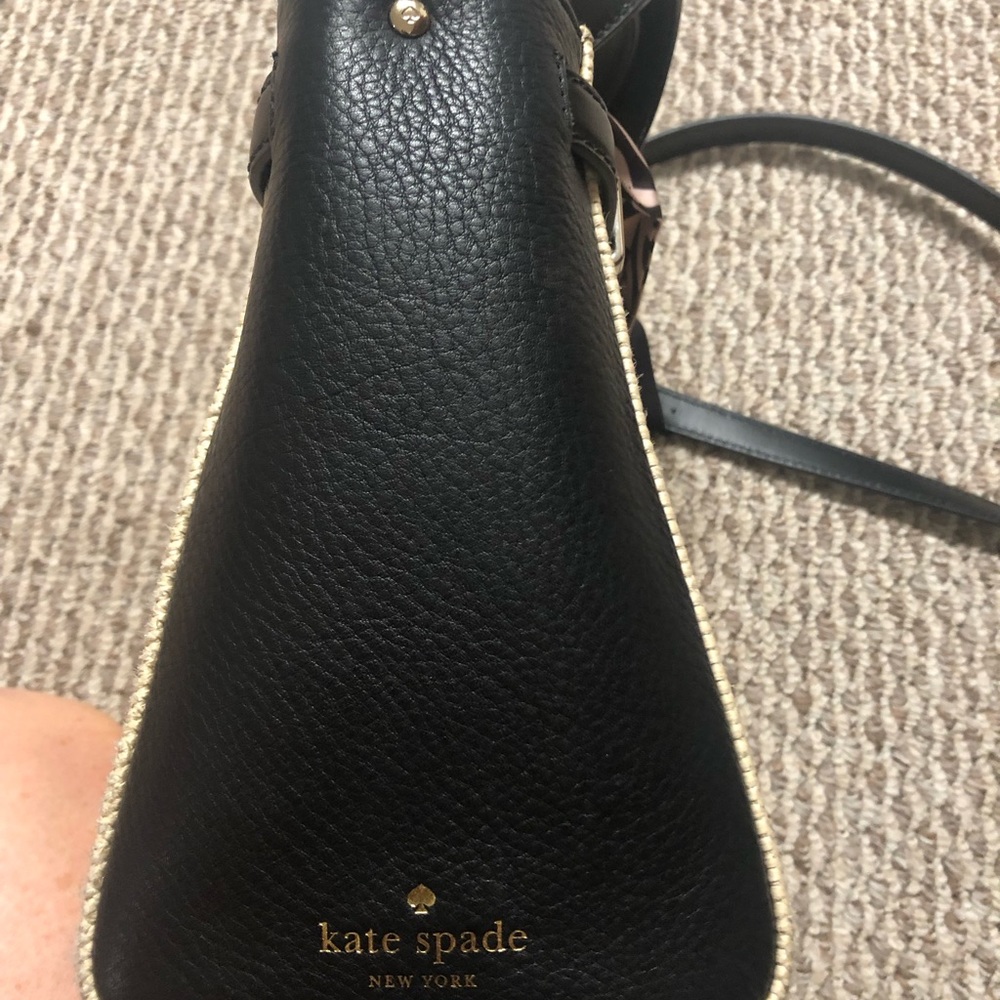 Elegant Black and Cream Handbag - Picture 10 of 13